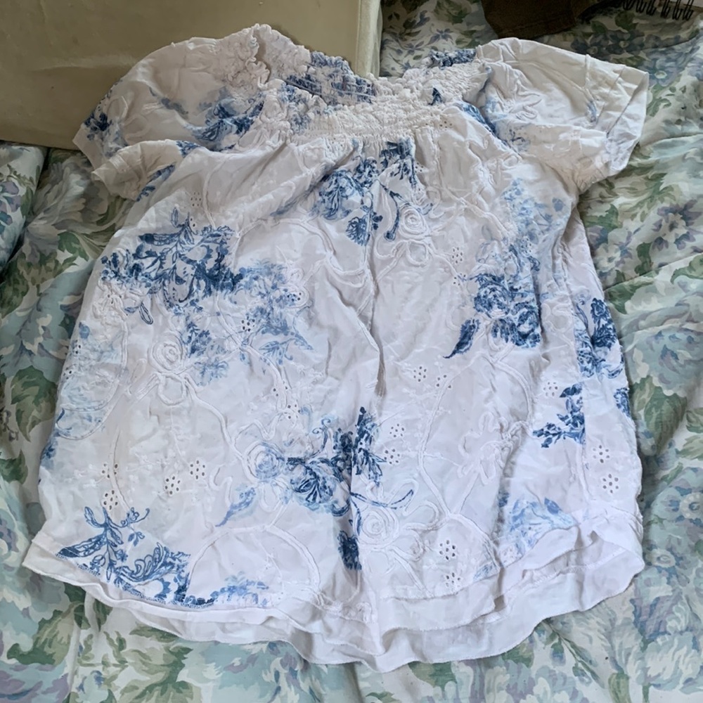Cute blue and white lil floral shirt,, breezy and flowy.
